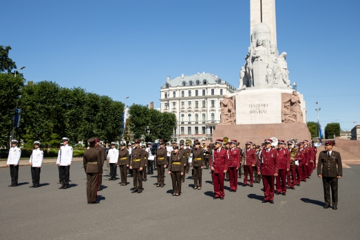 11. augustā pie Brīvības pieminekļa notika Bruņoto spēku orķestru zibakcija, kuras laikā Nacionālo bruņoto spēku Štāba orķestris, Jūras spēku orķestris un Zemessardzes orķestris atskaņoja Jurjānu Andreja skaņdarbu “Nevis slinkojot un pūstot”.
Foto: Latvijas armija.